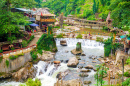 Cascade dans le village du chat et du chat, Sapa, Vietnam