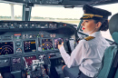 Copilote féminine dans le cockpit d’un avion
