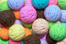 Boules de glace multicolores