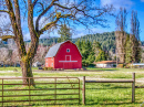 Vieille grange rouge sur une ferme en Oregon, aux États-Unis