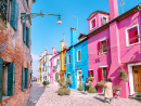 Maisons colorées dans la rue de l’île de Burano