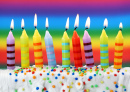 Bougies d’anniversaire sur fond coloré