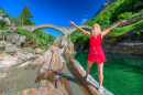 Femme sur un pont romain de pierre à Lavertezzo