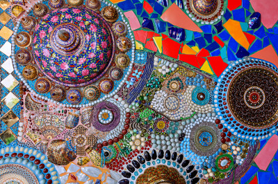 Mosaïques colorées dans un temple bouddhiste, Thaïlande