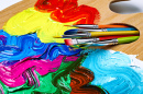 Pinceaux et une palette avec des peintures acryliques