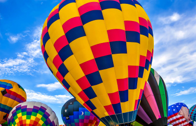 Montgolfières se préparant au décollage