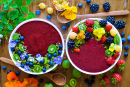Bols de smoothies à l’açaï avec des fleurs comestibles