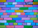 Mur en briques peint par des enfants
