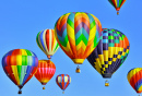 Montgolfières colorées contre un ciel bleu