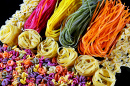 Gros plan sur les pâtes italiennes colorées