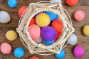 Panier blanc tricoté et pelotes de laine colorées