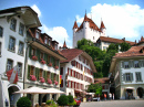 Château Thun au-dessus de la place de l’Hôtel de Ville, Suisse