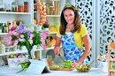 Belle femme préparant la nourriture