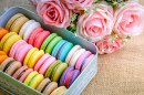 Gros plan de macarons et roses colorés