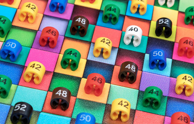 Marqueurs en plastique multicolores de taille de cintre