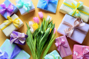 Composition des tulipes et des boîtes cadeaux