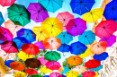 Parapluies multicolores flottant au-dessus de la rue