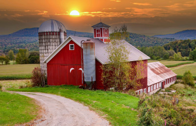 Grange en bois rouge avec tour en silo, Waterville, VT