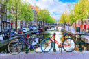Bicyclettes sur un pont à Amsterdam, aux Pays-Bas
