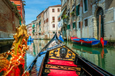 Gondole ornée dans un canal paisible, Venise, Italie
