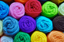 Écheveaux colorés de laine