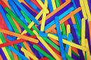 Éparpillage de bâtonnets de glace en bois colorés