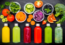 Jus et légumes en bouteille sains
