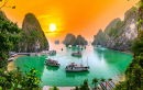 Coucher de soleil hypnotisant dans la baie de Halong, Vietnam