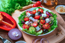 Assiette de salade grecque en gros plan