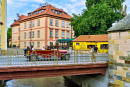Voiture rétro sur le pont de Prague, République tchèque