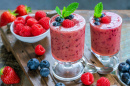 Smoothie aux fruits rouges mélangés avec menthe fraîche