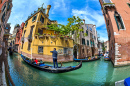 Gondole sur un canal à Venise, Italie