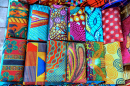 Tissu coloré dans un marché de rue au Kenya