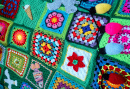 Couverture au crochet colorée