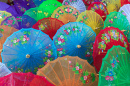 Vue colorée de parapluies artisanaux