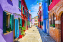 Rue étroite pavée de Burano, Italie