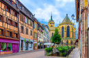 Rue de l’Église dans la vieille ville de Colmar, France