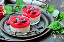 Sorbet à la framboise avec crème fouettée et menthe