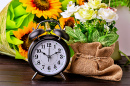 Nature morte avec un réveil vintage et des fleurs