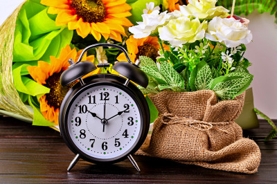 Nature morte avec un réveil vintage et des fleurs