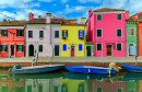 Canal pittoresque et maisons lumineuses à Burano