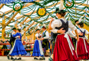 Danseurs bavarois à l’Oktoberfest à Munich, Allemagne