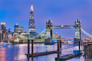 Panorama de Londres au coucher du soleil avec le Tower Bridge