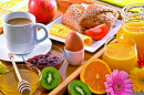 Petit-déjeuner continental coloré et équilibré