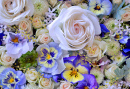 Magnifique arrangement floral de violettes et de roses
