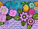 Fleurs et feuilles au crochet multicolores