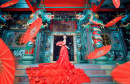 Dame asiatique en robe rouge
