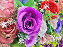 Gros plan de roses artificielles