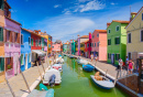 Maisons et canaux peints de couleurs vives de Burano