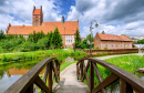 Pont piétonnier en bois à Dobre Miasto, Pologne